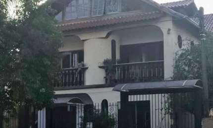 Casa Igara, parte de cima com pátio churrasqueira e mais dois quartos com banheiro e cozinha separados, no terreno. No Bairro calmo  - Igara