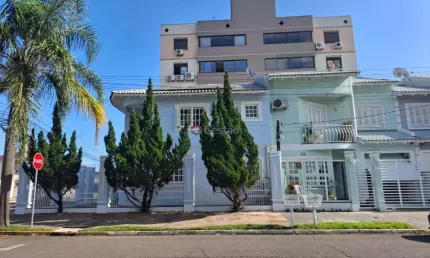 Linda casa de esquina com 03 dormitórios no Bairro Centro