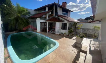Casa térrea de 4 dormitórios com piscina na Igara II