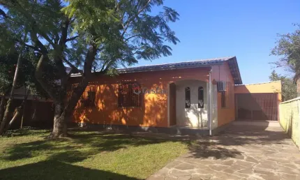 Casa residencial e sala comercial na frente, separadas por um amplo terreno.