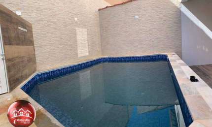 SOBRADO GEMINADO COM GARAGEM LIVRE E PISCINA - PRÓXIMO DA PRAIA - R$930.000.