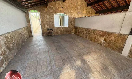 Casa geminada - próximo da praia e de comércios - localização boa!