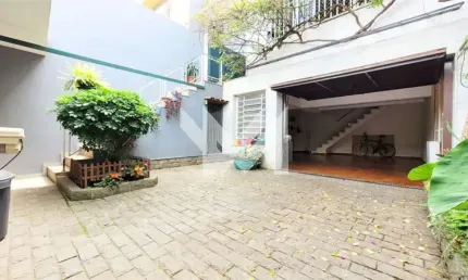 CASA COM 4 QUARTOS SENDO 1 SUÍTE E 3 VAGAS PARA VENDA NA VILA PAIVA