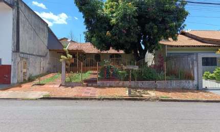 CASA COM ESPAÇO COMERCIAL - RUA PLANALTO - EXCELENTE PARA COMÉRCIO