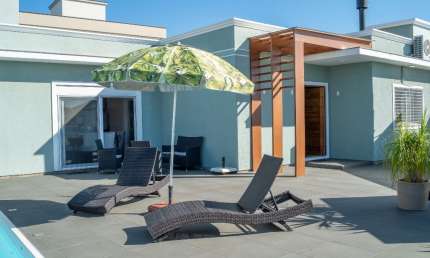 Casa térrea em condomínio fechado 3 dormitórios duas suítes  com piscina mobiliada