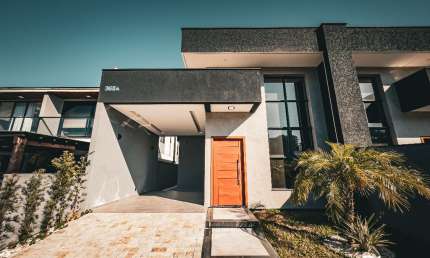 Casa Moderna de Alto Padrão com 3 Dormitórios e Área Gourmet nos Ingleses