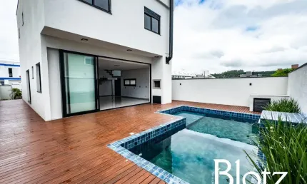 Casa moderna com 3 suítes, piscina e acabamentos de alto padrão