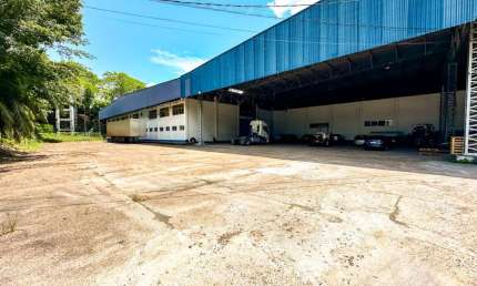 Galpão Comercial  de 6.400m² com escritório e vagas de garagens para caminhões no Coroado