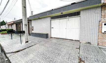Parque das Laranjeiras - Casa térrea de 180m² com 3 Quartos sendo 2 suítes e 2 Vagas cobertas