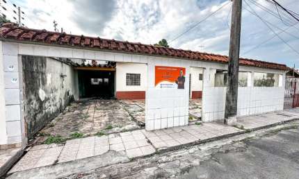 Casa de 222m² com 3 Quartos sendo 1 Suítes e 5 Vagas -  Para investimento no Parque 10
