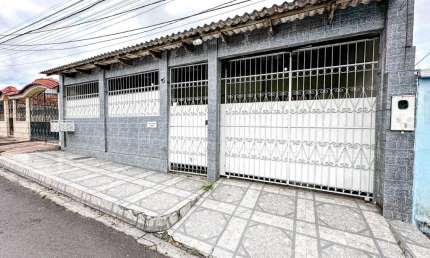 Casa de 160m² com 3 Quartos e 5 Vagas de garagem Cobertas no Conjunto Renato Souza Pinto