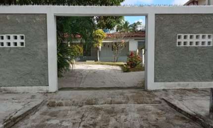 Casa na praia de Tamandaré, Campas, com três quartos, próximo a praia, com um jardim grande.