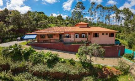 Casa com 6 Suítes, 2.000m², vista para as montanhas e total privacidade!