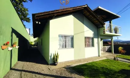 AMPLA CASA A VENDA NO BAIRRO AMIZADE EM JARAGUÁ DO SUL