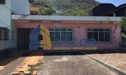 Casa com 3 quartos para alugar na Avenida Governador Jorge Lacerda, --, Costeira do Pirajubaé, Florianópolis por R$ 11.000