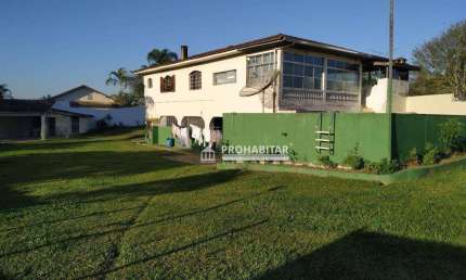 Vendo ou alugo ótima casa térrea com 450 m² de área construída, e terreno de 4.500 m², com 3 dormitórios sendo 1 suíte, repleta de armários,