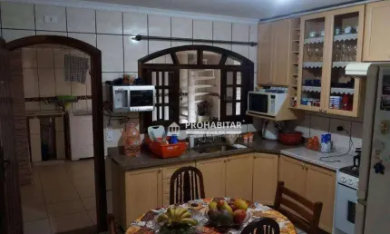 Vendo lindo sobrado com 2 quartos sendo 1 suíte, com sala, cozinha, banheiro, com churrasqueira repleta de moveis planejados e com 2 vagas.
