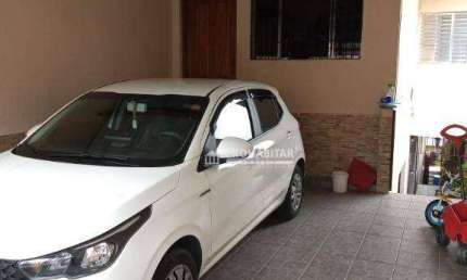 Vendo excelente imóvel com duas casas uma embaixo e outra em cima com 4 dormitórios, sala cozinha e 5 banheiros, água e luz independente ...