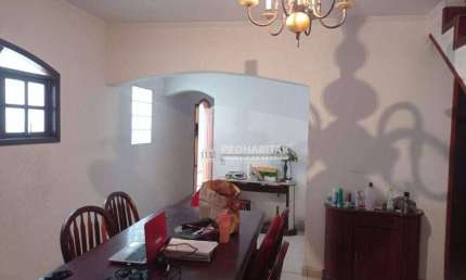 Sobrado com 3 Dormitórios e Suíte, Área de Churrasco e Localização Privilegiada