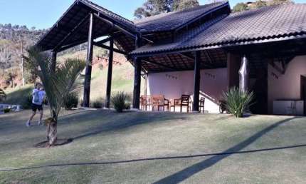 Casa em condomínio com três quartos para locação e venda no bairro Bonsucesso,Teresópolis-RJ