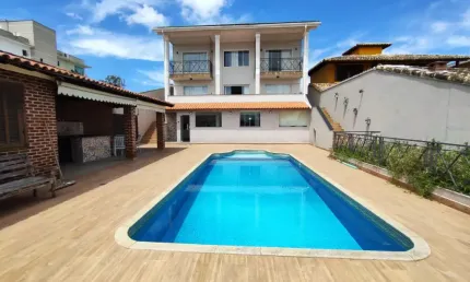 Linda casa em condomínio fechado, semi mobiliada, pronta para morar.