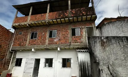 Terreno com duas casas pequenas e area pra concluir