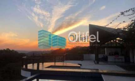 Casa à venda com 5 suítes em  condomínio de alto padrão na cidade de Louveira.  Lindo sobrado moderno e com fino acabamento, são 760m² de construção em um terreno de 1.890m², o andar superior oferece 