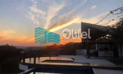 Casa à venda com 5 suítes em  condomínio de alto padrão na cidade de Louveira.  Lindo sobrado moderno e com fino acabamento, são 760m² de construção em um terreno de 1.890m², o andar superior oferece 