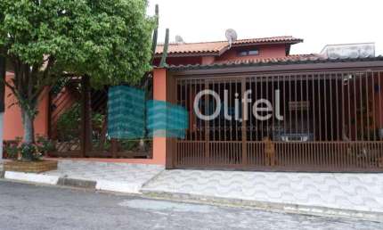 Casa térrea com 05 dormitórios, sendo 02 suítes, armários planejados, sistema de aquecimento a gás, hidromassagem, ar condicionado, jardim, localizado no centro da cidade de Louveira, acesso rápido à 