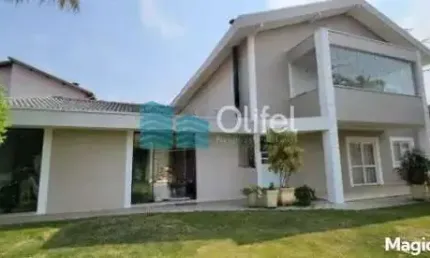 Lindo sobrado em condomínio com ótima localização e segurança 24 horas, 640 m² de terreno com 360 m² de construção, 4 dormitórios sendo 2 suítes e uma com hidromassagem e closet, 2 salas, lavabo, ampl