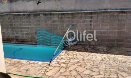 Casa térrea em condomínio em Louveira com 4 dormitórios, sendo 2 suítes, uma master com closet, cozinha planejada, lavanderia, sala ampla para 3 ambientes, quintal, piscina, vagas para 4 carros, sendo