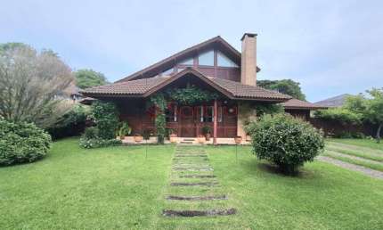 Vende-se Casa com 4 Quartos -260 m2 -Averbada  em condominio em frente ao Clube Curitibano de Golf