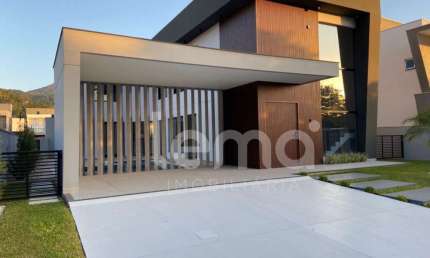 Casa em condomínio fechado com 4 quartos à venda no Centro, Camboriú  por R$ 2.990.000