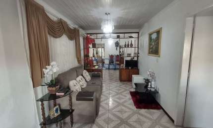 Casa com 3 dormitorios sendo 1 suite e 2 vagas de garagem no Bairro Cordeiros em Itajai