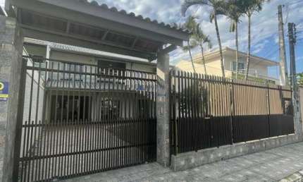 Casa Grande com 5 dormitorios sendo 1 suite e 4 vagas de garagem no Bairro Sao Vicente em Itajai