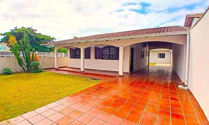 Casa na quadra do mar de 3 dormitórios no Balneário Ipacaraí em Matinhos - Pr