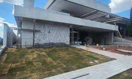 Casa à venda no Golden Park com 4 suítes e 3 vagas de garagem / Próximo ao Palestra Esporte Clube