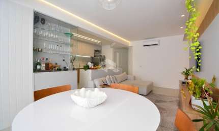 APARTAMENTO SEMIMOBILIADO COM 2 SUÍTES 1 VAGA DE GARAGEM E VISTA PARCIAL DO MAR EM COQUEIROS FLORIANÓPOLIS