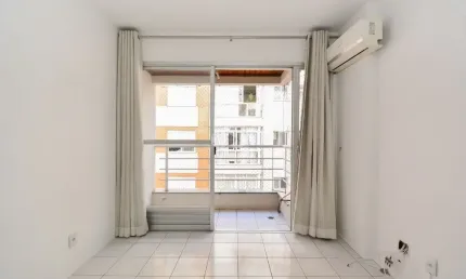 APARTAMENTO SEMIMOBILIADO COM 2 SUÍTES E 1 VAGA DE GARAGEM NO CENTRO DE FLORIANÓPOLIS