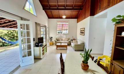 CASA COM VISTA MAR NO AÇORES COM 3 QUARTOS SENDO 1 SUÍTE E 3 VAGAS DE GARAGEM