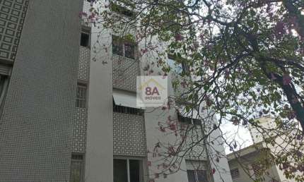 Lindo apartamento , 2 dorm , piso de madeira . Rua tranquilia e a 80 metros de comercios.