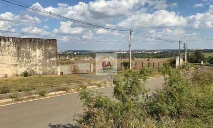 Terreno Industrial (25.000 M²), com 650 m² de área construída, todo murado, Topografia Plana.