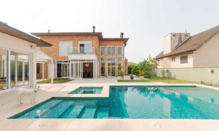 Luxuosa Casa em Condomínio Fechado – 5 Suítes, 551m² e 6 Vagas no Colinas de São Francisco!