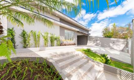 Casa com 3 dormitórios, sendo 2 suítes, 4 banheiros e 4 vagas no Santo Inacio.