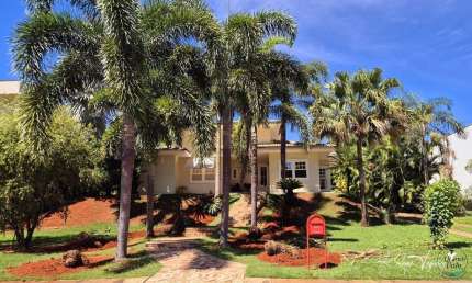 Casa térrea à venda no Aldeia do Vale – Estilo provençal, 3 suítes e área externa com potencial para lazer