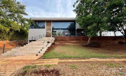 Sobrado moderno à venda no Aldeia do Vale com 4 suítes, lazer completo e localização privilegiada