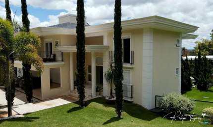 Sobrado mobiliado à venda no Aldeia do Vale – Estilo neoclássico com 5 suítes e lazer espetacular