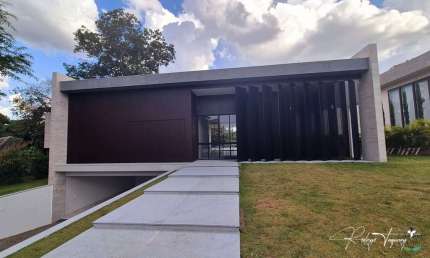Casa térrea moderna à venda no Aldeia do Vale com 4 suítes e lazer completo