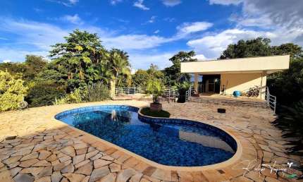 Casa térrea à venda no Aldeia do Vale com 4 suítes, piscina aquecida e ampla área verde