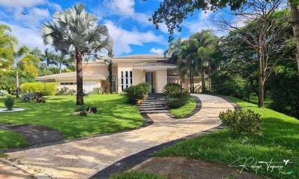 Casa térrea à venda no Aldeia do Vale – 4 suítes, lazer completo e vista para o bosque e lago